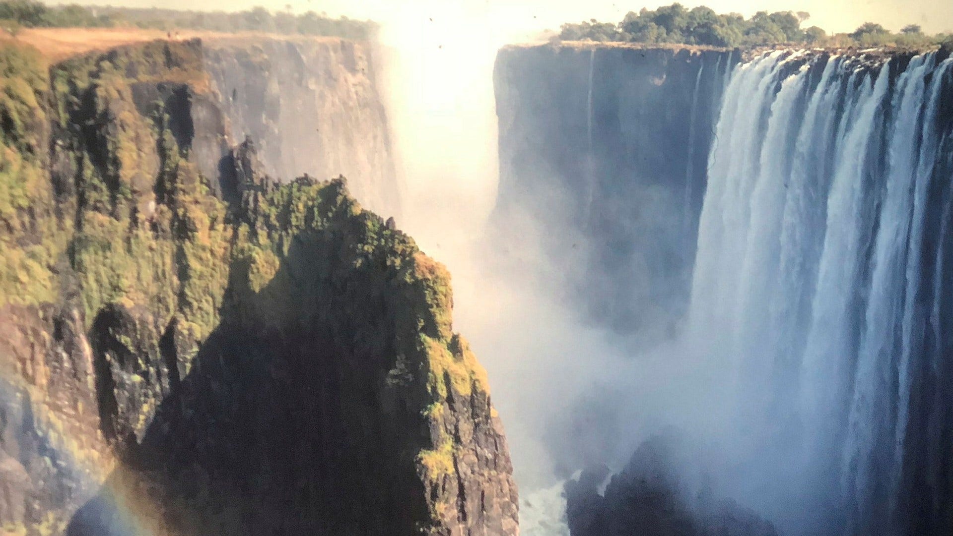 Apropå tisdagens förstasidesbild i DN av de sinande Victoriafallen i Zambia: Den här bilden tog jag från en liknande position 1992. Skrämmande!