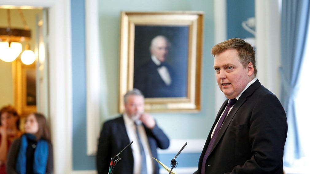 Islands före detta statsminister Sigmundur David Gunnlaugsson skulle tala på den högerextrema ”Svenska bok- och mediemässan” i augusti. Nu hoppar han av.