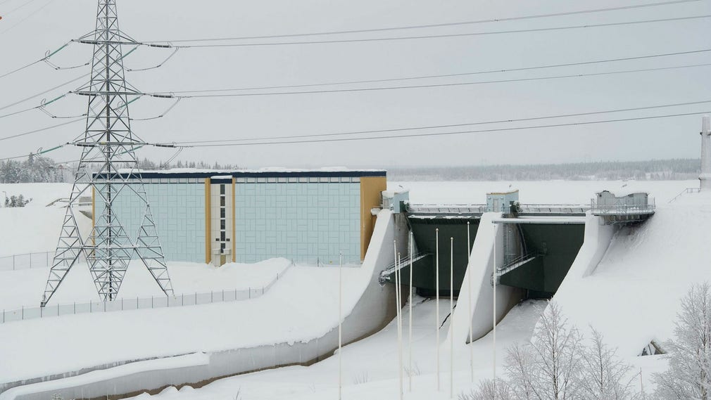 Vattenkraftverksdammen i Porjus i Jokkmokks kommun. Kostnaden för att ta fram en kilowattimme i vattenkraftens befintliga anläggningar är låg och borde komma svenska konsumenter och företag till del, anser insändarskribenten.
