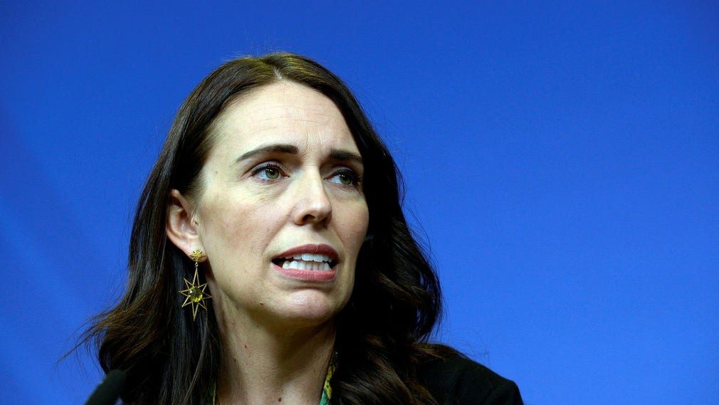 Nya Zeelands premiärminister Jacinda Ardern har insjuknat i covid-19.