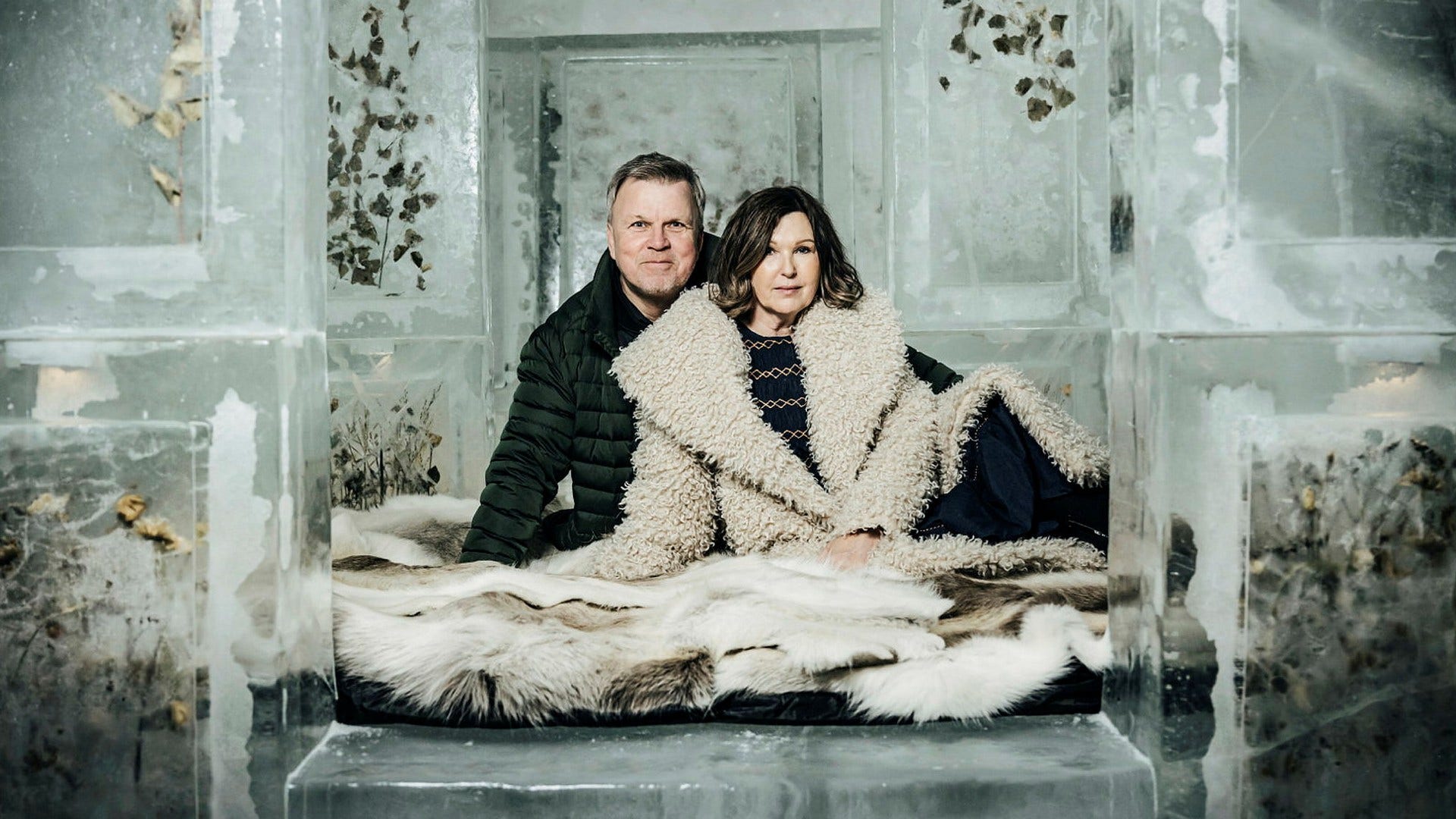 Richard och Marie Herrey i en av Icehotels konstnärssviter, skapad av designduon prins Carl Philip Bernadotte och Oscar Kylberg.