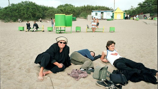 Tuija Lindström (och Jesper Örtman): ”Med guide på stranden”, 2000.