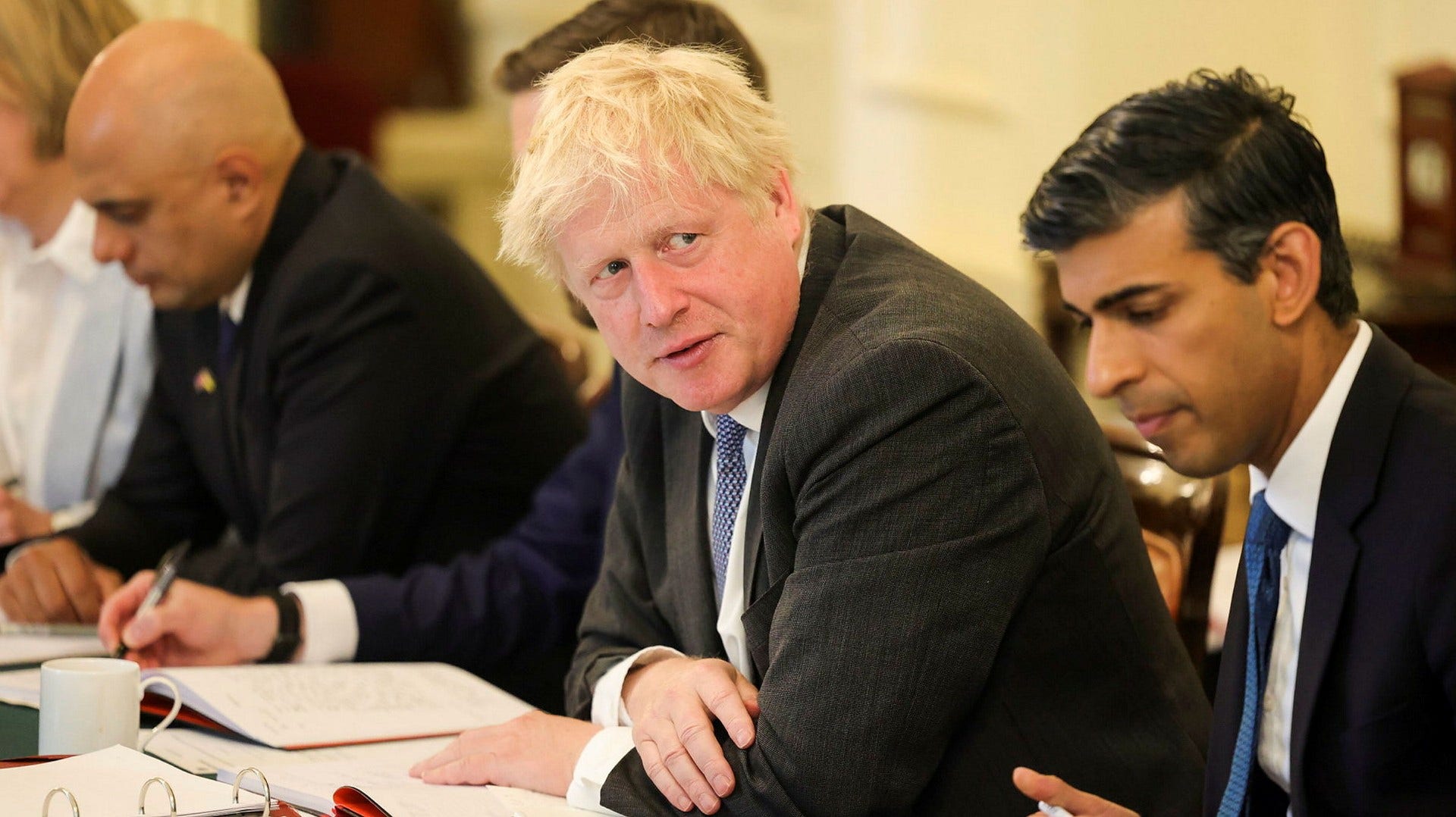 Premiärminister Boris Johnson och tidigare finansminister Rishi Sunak, just nu favorit att bli ny partiledare för konservativa Tories och därmed ny premiärminister.