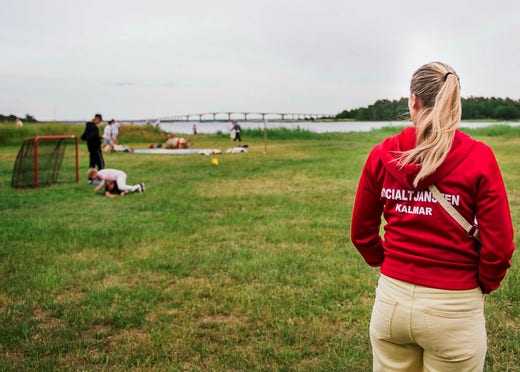 Melinda Mihlté är en av fältarna i Kalmar. Under skolavslutningen har två fritidsverksamheter gått samman och anordnar ett drogfitt sommarlovsfirande.