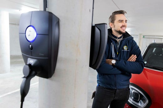 Det blir en diger frågelista för en förening som ska investera i laddboxar till sina p-platser, konstaterar Adam Diebig, projektledare vid HSB Energi. Hur många platser räcker el och ledningar till? Hur ska medlemmarna debiteras? Ska det vara wifi och app till boxarna?