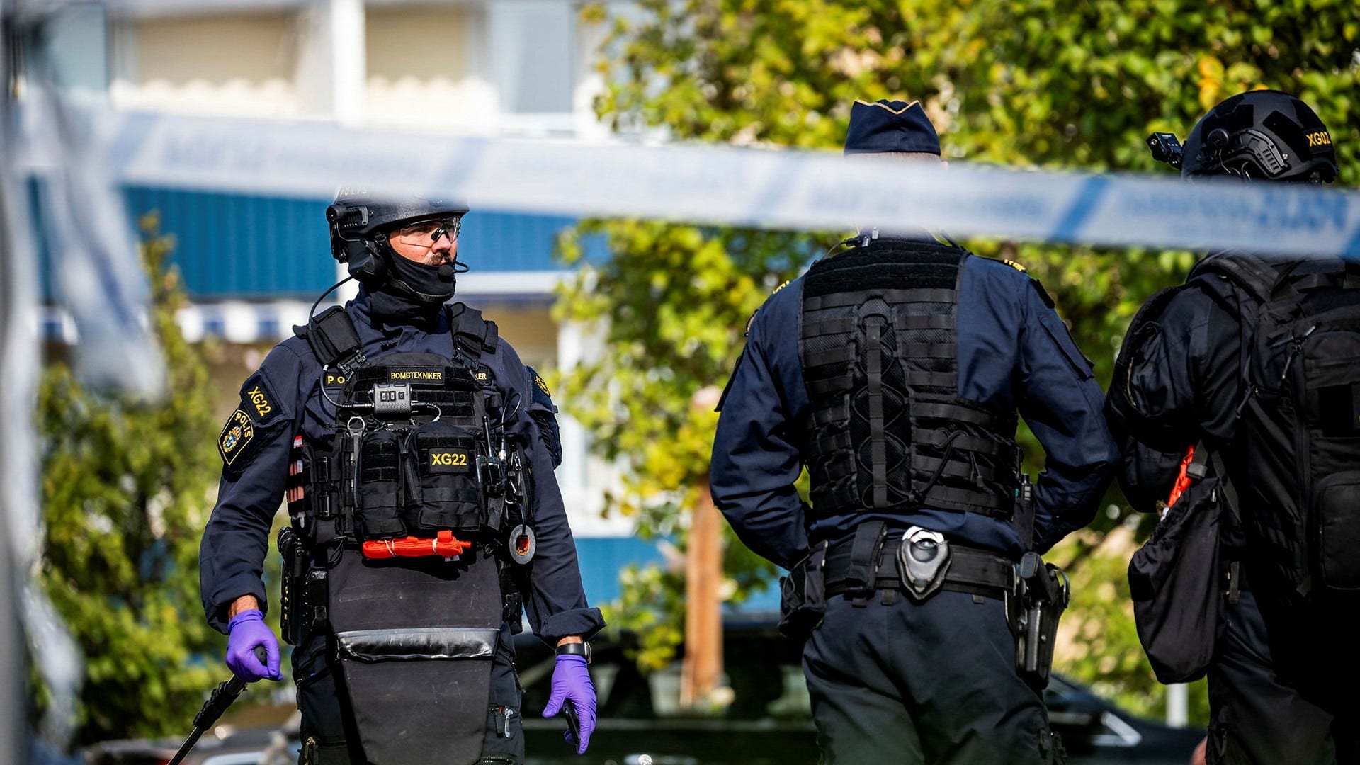 Poliser utanför flerbostadshuset i Ekholmen, Linköping. Några timmar tidigare har en sprängladdning detonerat och blåst ut fasaden.