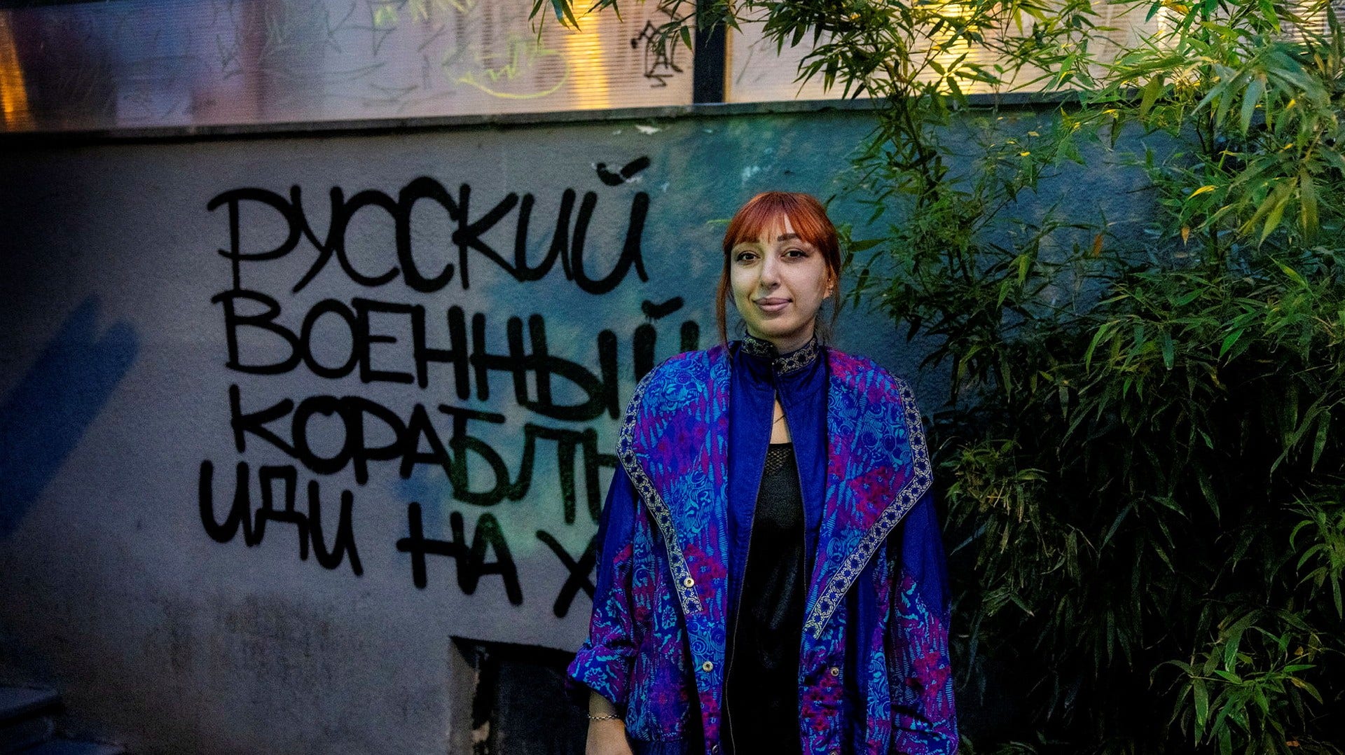 Tina Talachadze är barchef på Dedaena bar, ett av Tbilisis populäraste uteställen. Graffitin på väggen: ”Ryska krigsfartyg, dra åt helvete!”