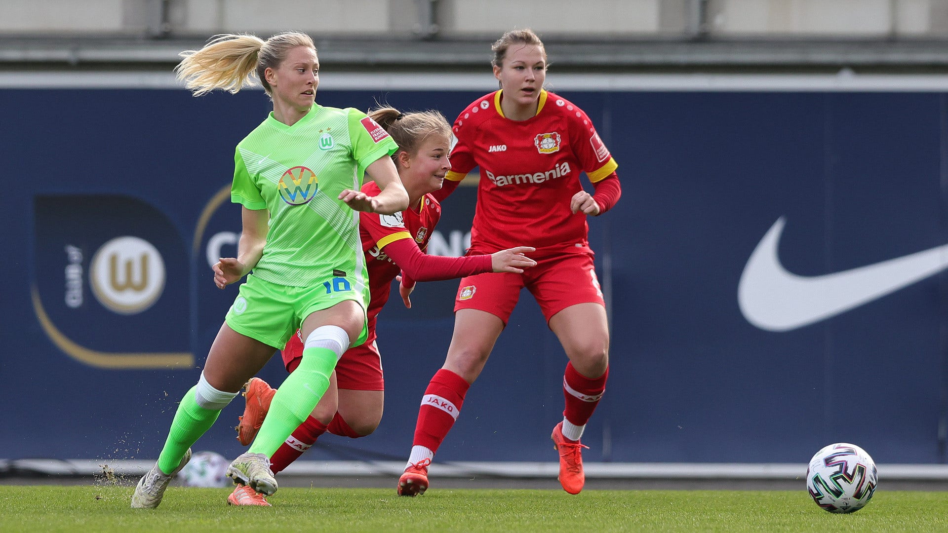 Landslagsanfallaren Rebecka Blomqvist, här under en ligamatch i Tyskland, har bytt Göteborg mot Wolfsburg.  På onsdagen väntar kvartsfinalretur i Champions League mot Chelsea.