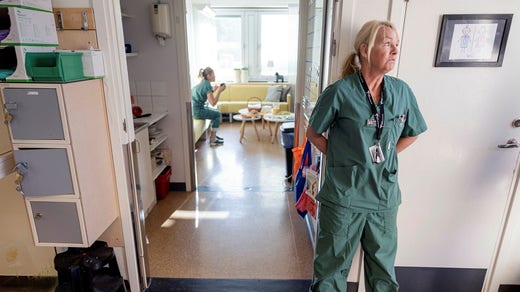 En så kallad kökortsningsdag – en lördag då all personal jobbar extra – bjuder sjukhuset på frukost, lunch och fika. Men på anslagstavlan i personalrummet sitter avdelningens statistik uppsatt. Bara 46 procent av alla operationer utförs inom vårdgarantins 90 dagar, ett faktum som bekymrar chefen Anette Samuelsson.