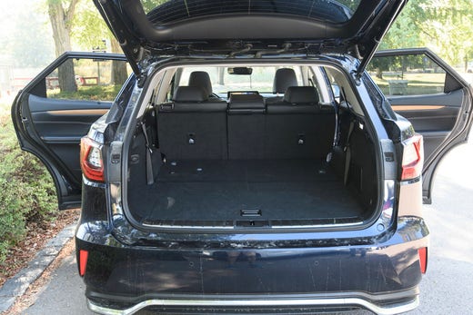 Lexus RX 450h lastar mycket, men trots längden är den inte klassledande. Volvo XC90 lastar mer.