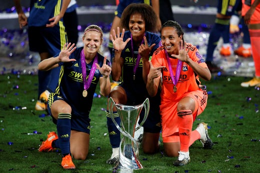 Franska målvaktsveteranen Sarah Bouhaddi (till höger) har vunnit Champions League sju gånger med Lyon – senast 2020. Det har även trotjänarna Eugenie Le Sommer och Wendie Renard.