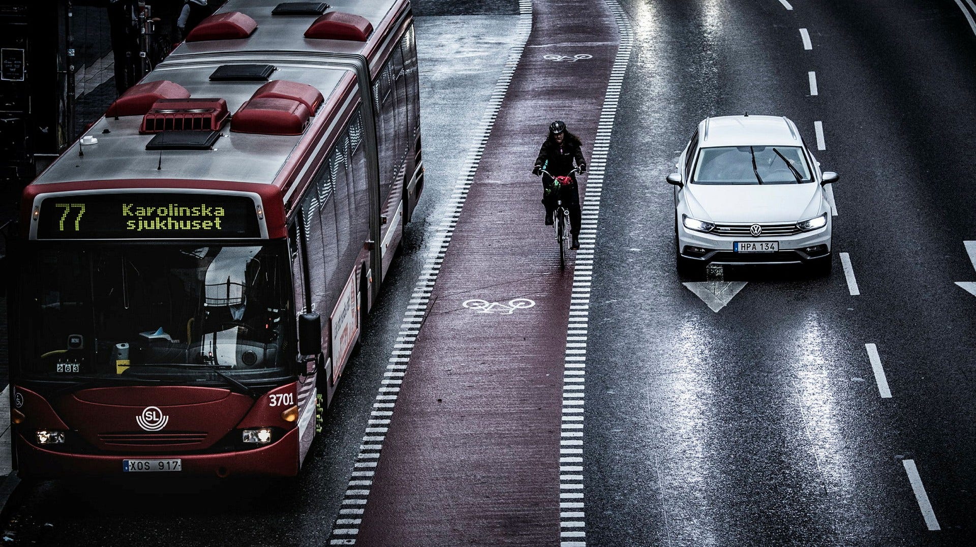 Stockholm har ett akut behov av busschaufförer, nu vill staden locka fler till utbildningen.
