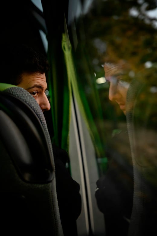 Ali, som DN berättar om i reportaget, ville till Sverige och söka asyl redan när han för fem år sedan flydde in i EU, över gränsen mellan Turkiet och Bulgarien. Som många andra afghaner som fått avslag på sina asylansökningar tycker Ali att Sverige ägnat sig åt dubbla budskap. ”Sverige sa att vi var välkomna – men sen var vi inte det”.