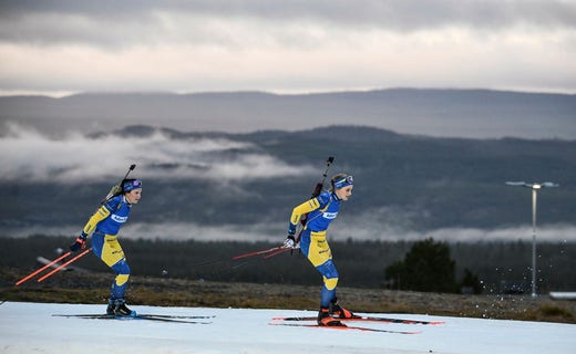”Ledarstaben (i skidskytte) har gjort ett väldigt bra jobb för att få vårt tåg att rulla i rätt riktning, eller i samma riktning framför allt”, säger tidigare längdstjärnan Stina Nilsson – här strax före Johanna Skottheim – apropå att hennes tidigare landslagsgäng under försäsongen tvingats hantera en utbrytargrupp.