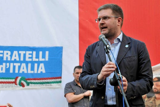 Carlo Fidanza, député européen des Frères d'Italie, est l'un des cercles les plus proches de Meloni.