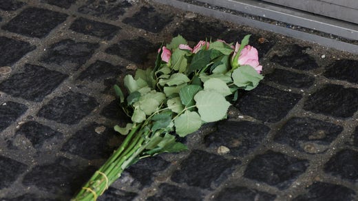 Första blomman läggs ned vid entrén till köpcentret Field's i Köpenhamn där söndagens dödsskjutning skedde.