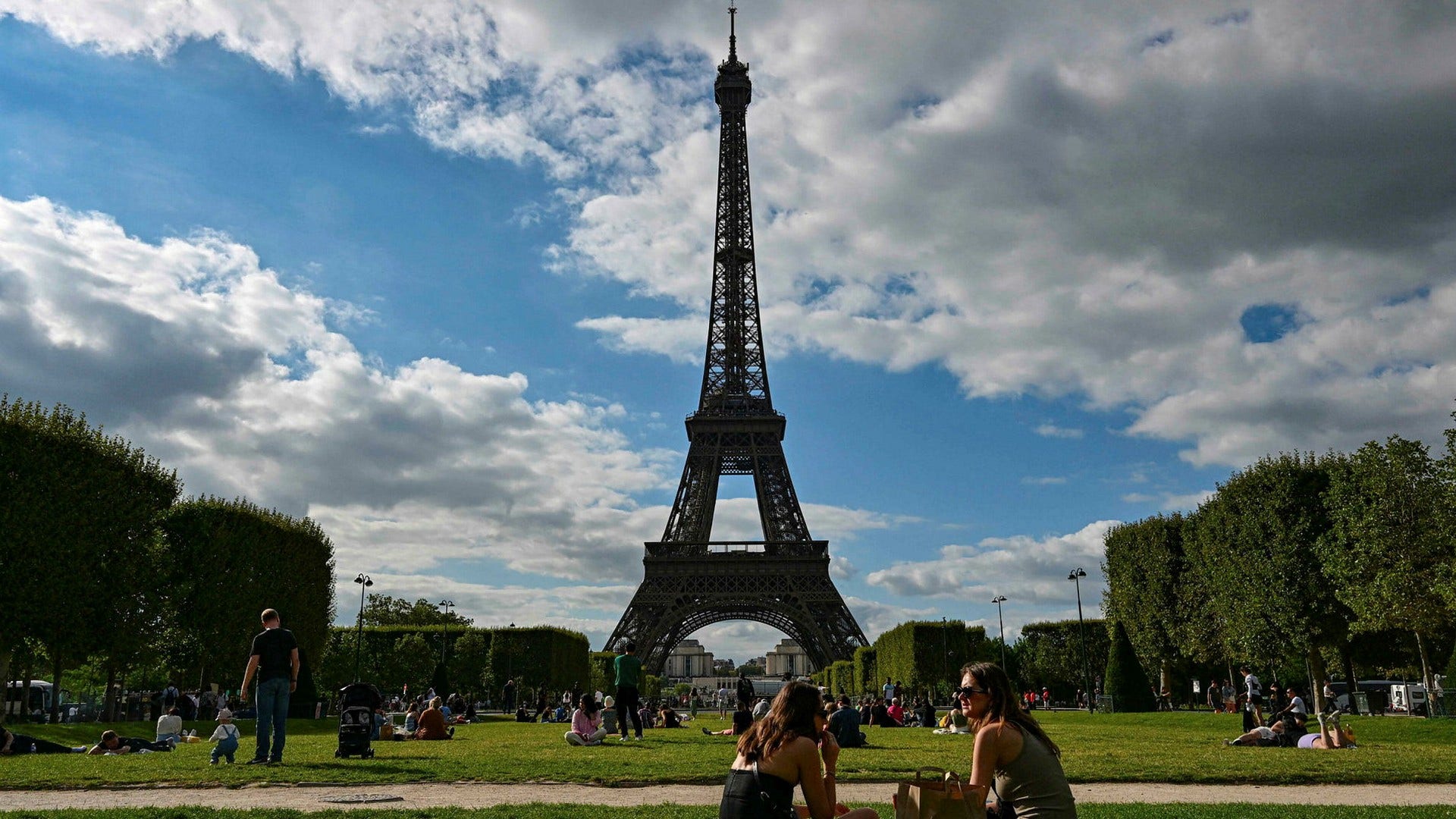 Turister och Parisbor vid Eiffeltornet den 9 augusti.