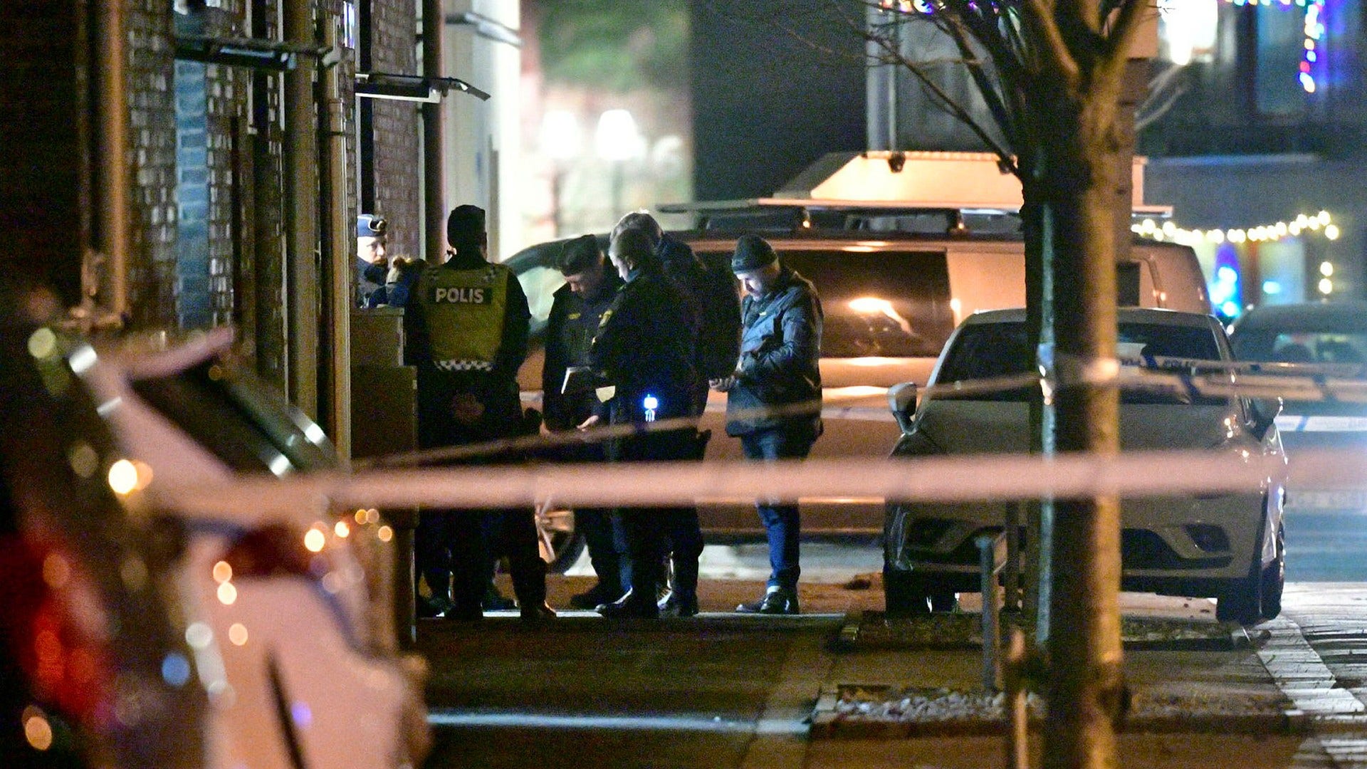 Polisen har spärrat av ett större område runt brottsplatsen för teknisk undersökning.
