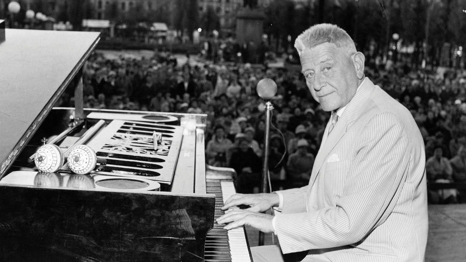 Jules Sylvain vid pianot i Kungsträdgården, strax efter våren 1962.