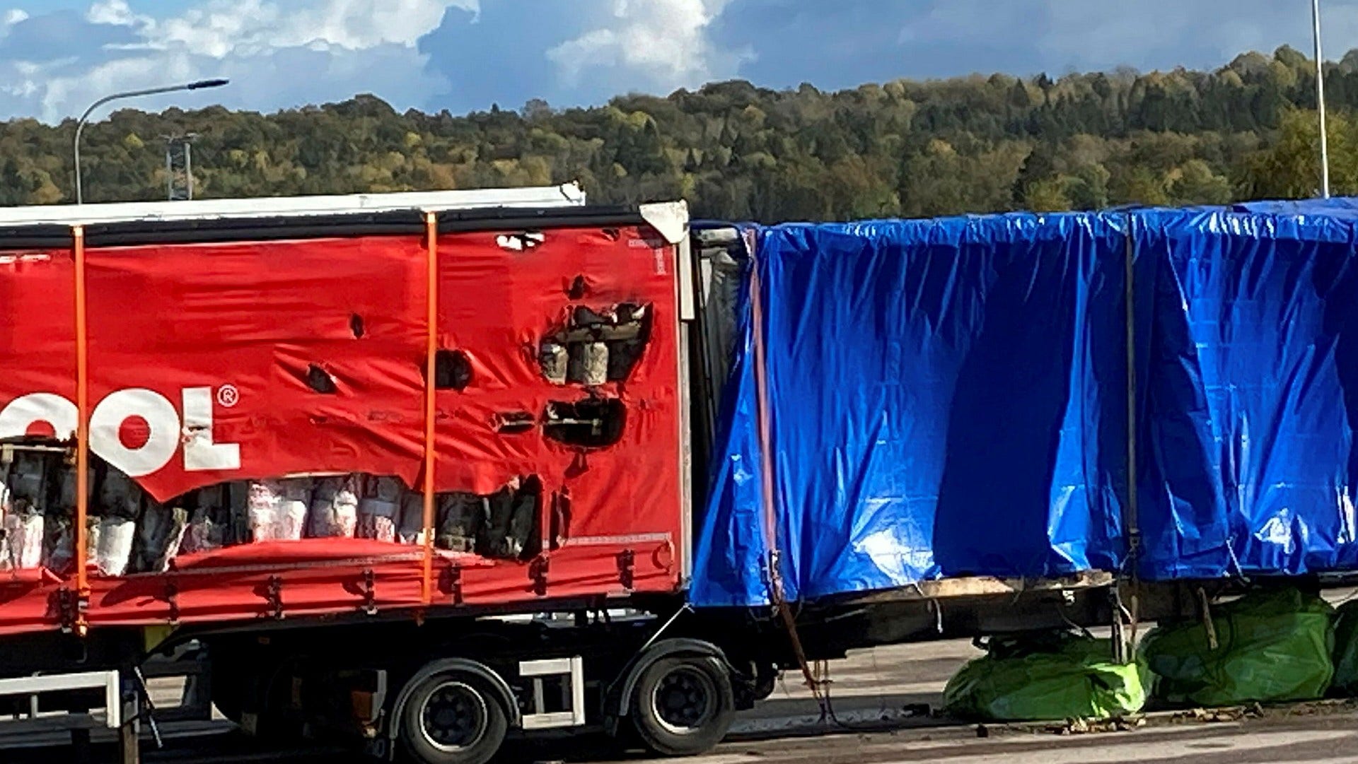 Lastbilen var fylld av isoleringsmaterial som skulle levereras till byggarbetsplatser i Sverige.