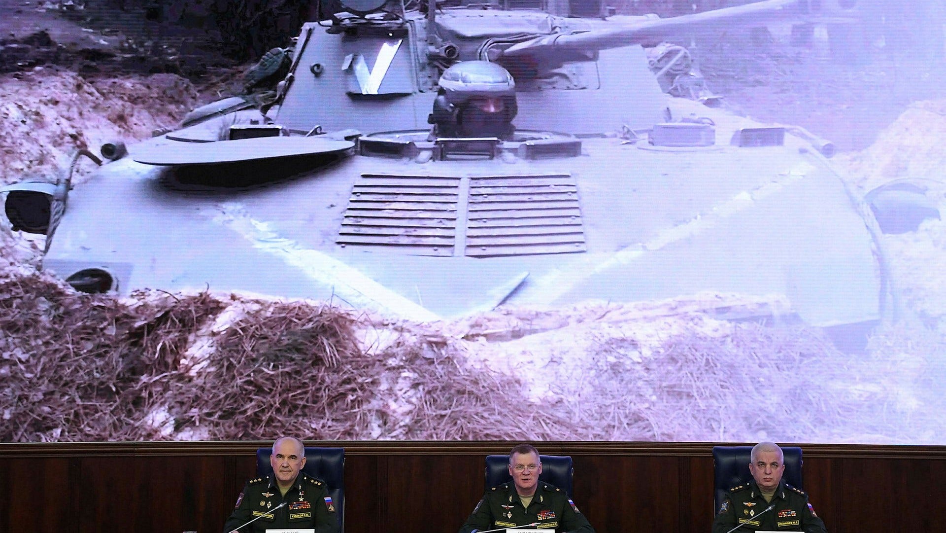 Высокопоставленный военный командующий Сергей Рудской (крайний слева) проводит разъяснения по поводу военной операции в Украине 25 марта.
Фото Натальи Колосниковой/ АФП