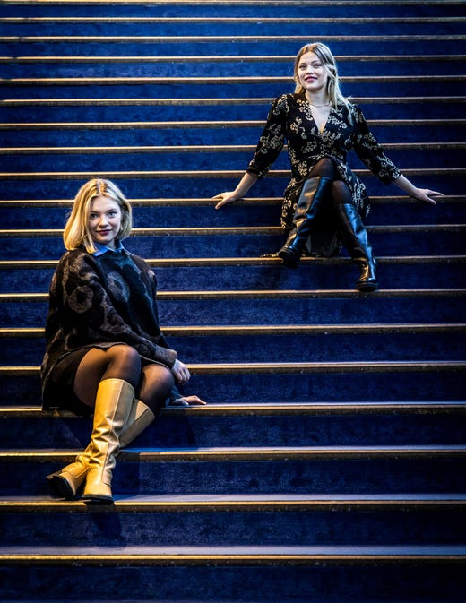 Att vara systrar i samma yrke med hård konkurrens innebär en trygghet men öppnar också för avundsjuka. Till vänster i trappan i Berwaldhallen Rebecka Wallroth, till höger Johanna.