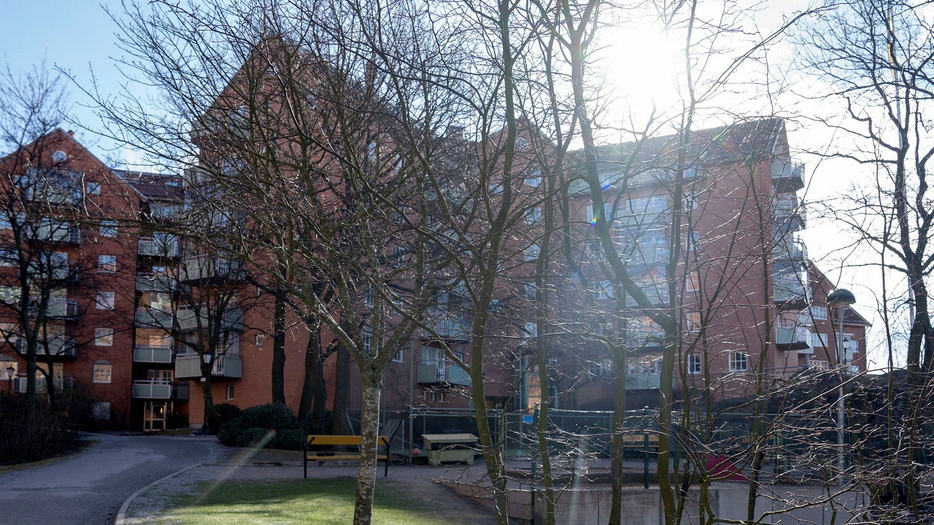 Bostadsrättsföreningen Liljeholmsberget är en av sammanlagt åtta föreningar som Stockholms stad har stämt efter att de vägrat skriva på avtal om nya markhyror.