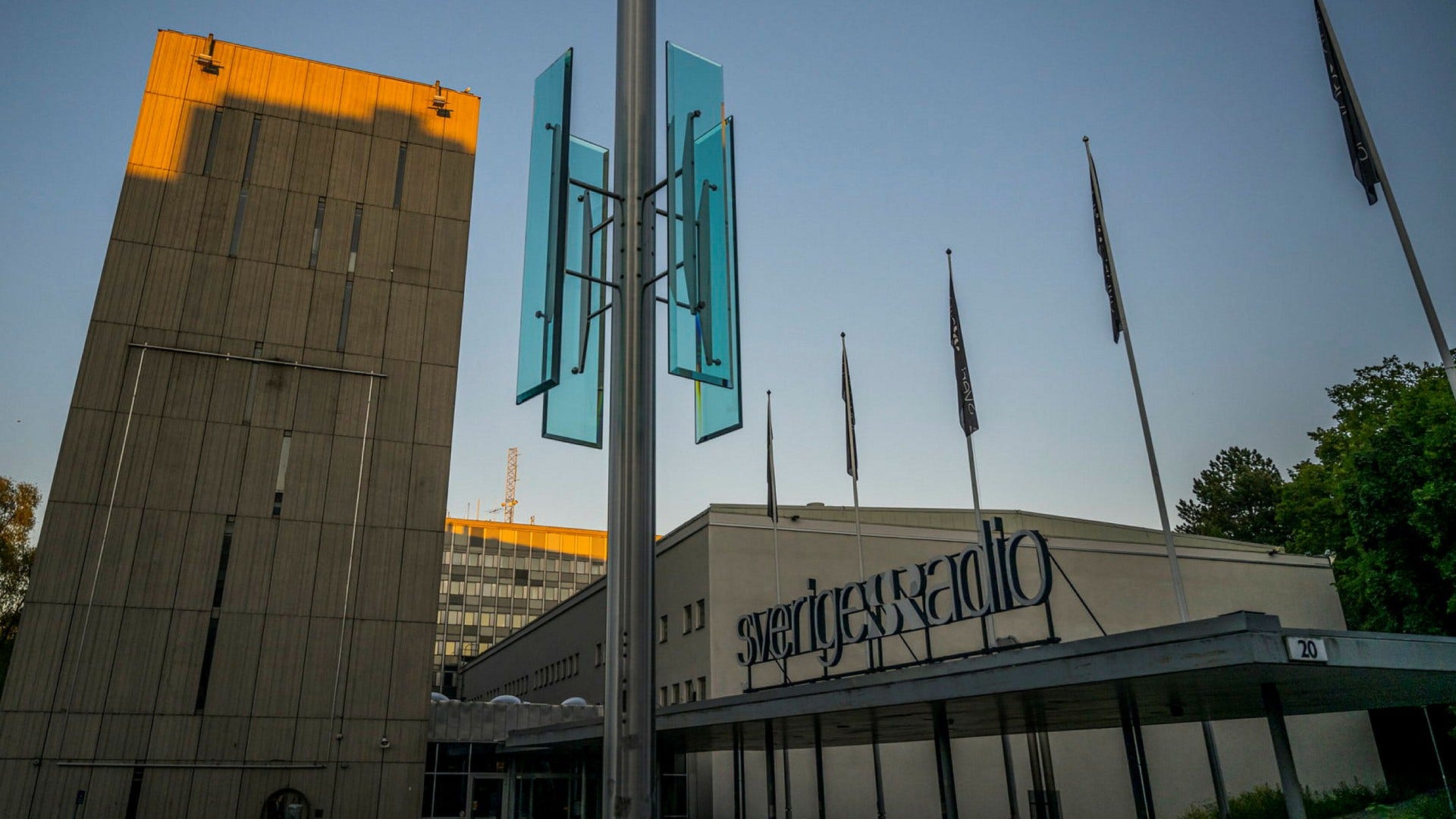DN har avslöjat brister i Sveriges Radios säkerhetsrutiner. I ett mejl skriver bolagets säkerhetschef att hon kan anmäla DN till Säkerhetspolisen.