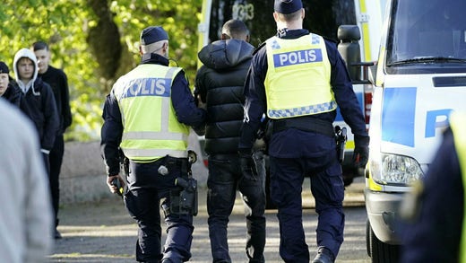 Polisen omhändertar en motdemonstrant.