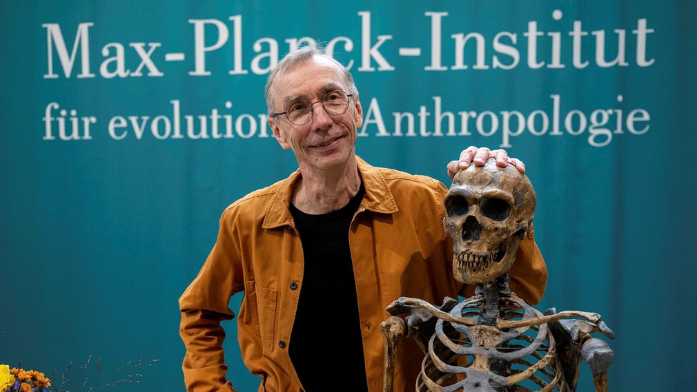 Svante Pääbo på Max Planck-institutet i Leipzig under måndagen efter att han tilldelats Nobelpriset i fysiologi eller medicin.