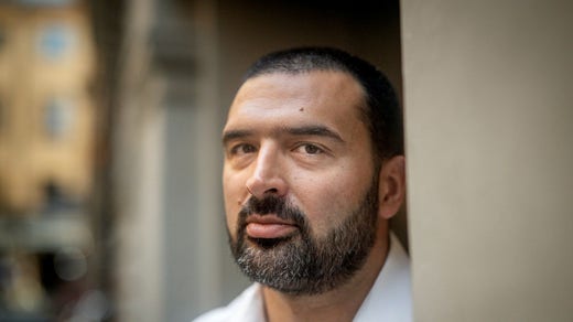 Ali Esbati tror att det finns områden där Vänsterpartiet och Centerpartiet inte nödvändigtvis måste stå långt från varandra.
