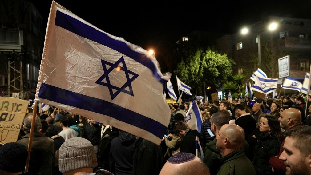 Molti manifestanti si sono riuniti a casa del primo ministro Netanyahu a Gerusalemme.