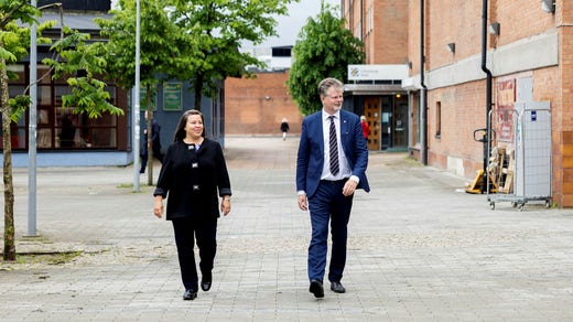Moderaternas kommunalråd Nina Miskovsky och Axel Josefson under ett besök i Angered i juni. Då bekräftade partiet målet om år 2025.