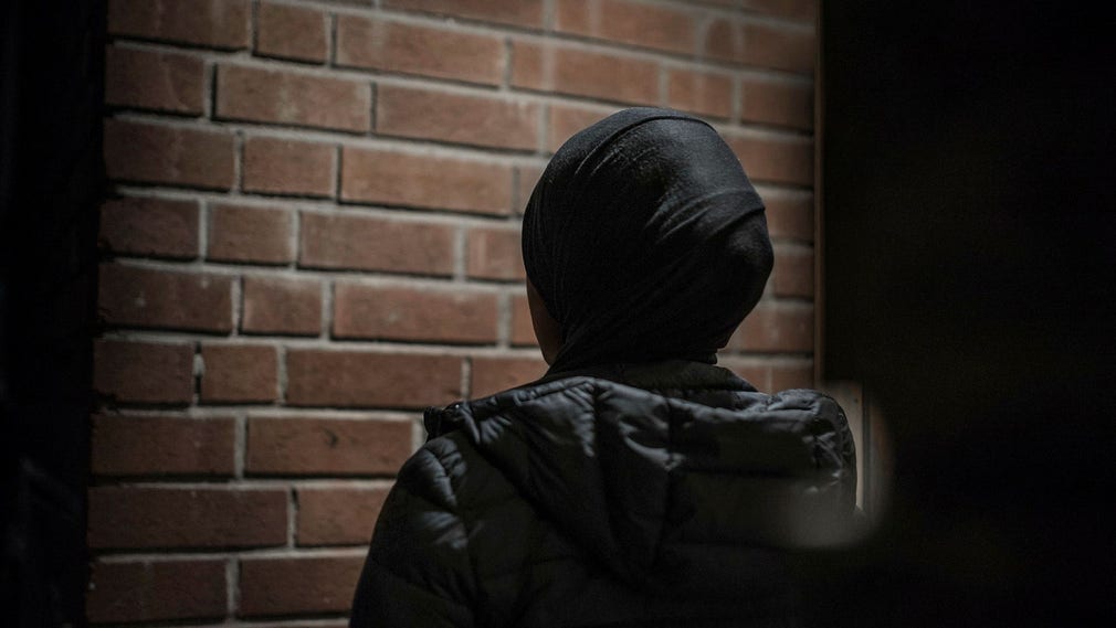 Att uppmana slöjbärande kvinnor i Sverige att ta av sig sin huvudduk är fel väg att gå, anser skribenten i ett svar på en insändare.