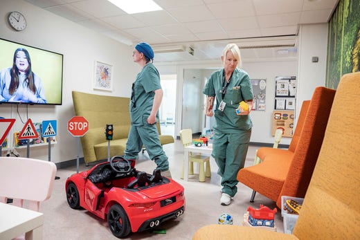 Vårdenhetschefen Anette Samuelsson passar på att städa när väntrummet på avdelningen är tomt. Denna lördag genomförs nio av tio planerade operationer – ett av barnen tvingas ställa in på grund av sjukdom.