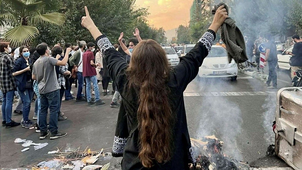 Protester i Teheran mot den iranska regimen den 28 september. Protesterna, som nu är inne på tredje veckan, måste få ett kraftfullt stöd av den nya svenska regeringen, anser insändarskribenten.