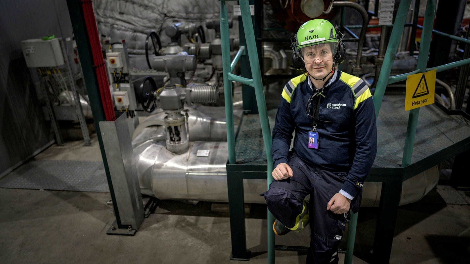 Fabian Levihn bredvid en turbin i kraftvärmeverket.