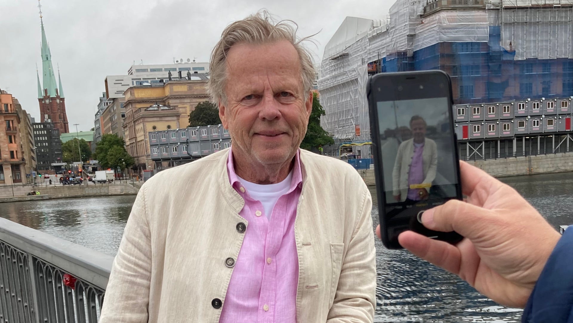 Krister Henriksson har spelat Doktor Glas åtskilliga gånger. Nu ska han lotsa publiken på en vandring i Doktor Glas fotspår. Här blev han fotograferad av både DN och Radio Stockholms reporter.