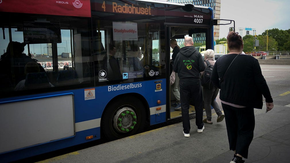 Alla skolelever borde få resa gratis med buss och annan lokaltrafik i Stockholms län, anser insändarskribenten.