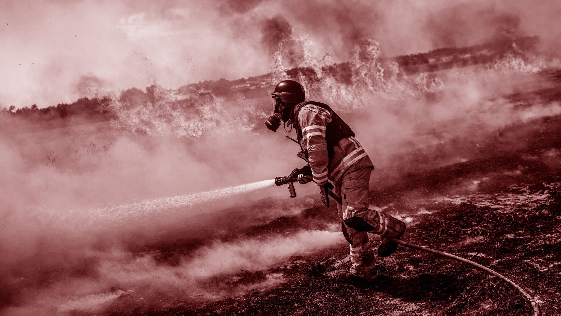 Brandbekämpning i Ashkelon, Israel, efter att en Hamasmissil slagit ned.