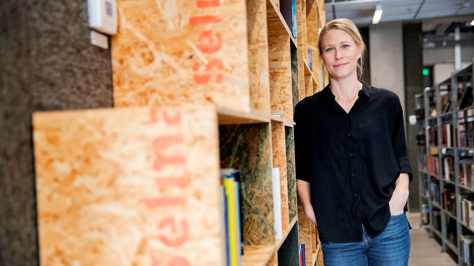 Annie Leonsson var ansvarig inredningsarkitekt för Selma Lagerlöfs center på Hisingen i Göteborg, där nästan hela inredningen bestod av återbruk. Här bokhyllor av osb-skivor i biblioteket tillverkade för en gammal mässmonter.
