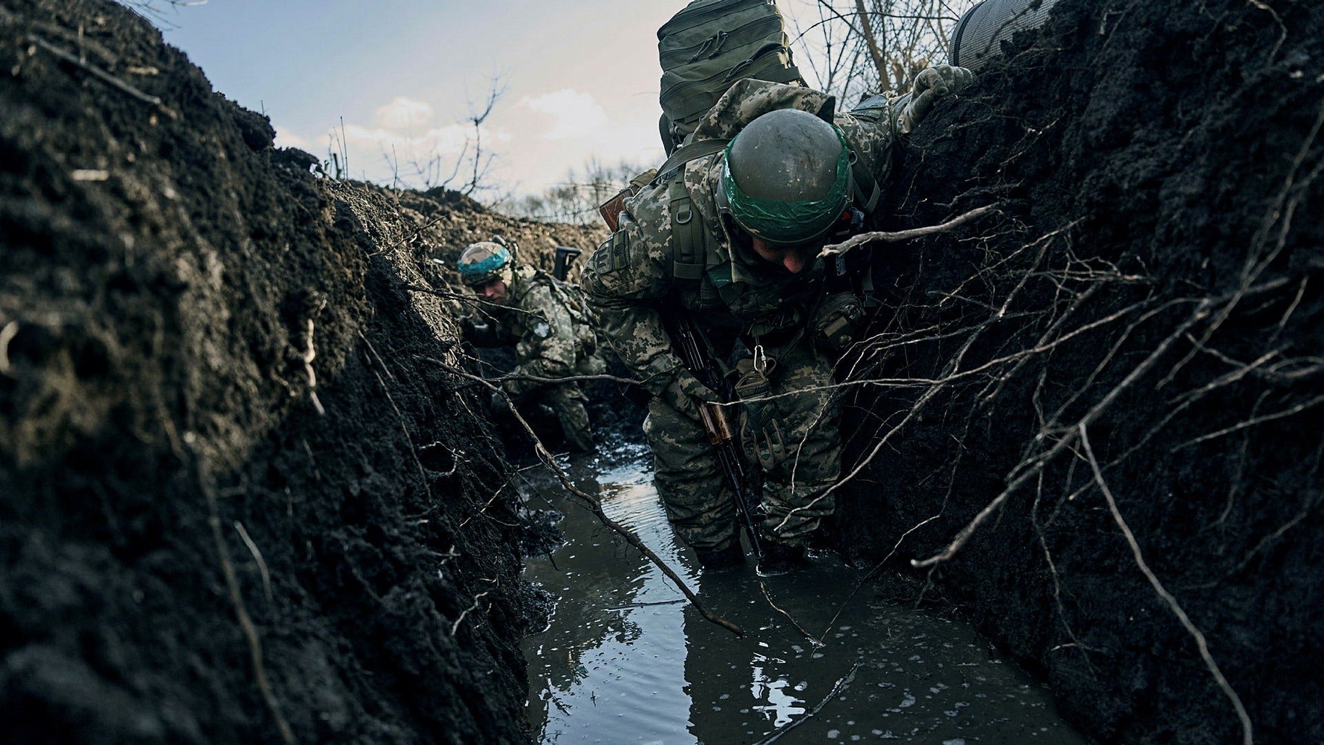 En ukrainsk soldat i en skyttegrav i närheten av Bachmut,  östra Ukraina, i början av mars.