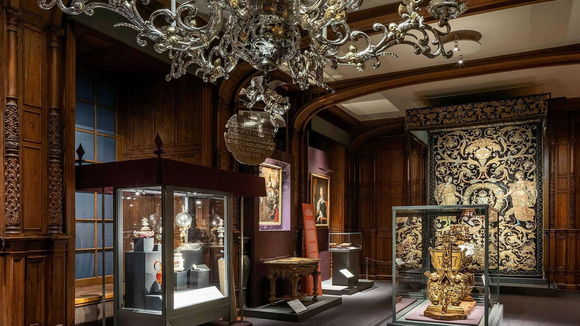 Tronhimlen från norra Italien, 1500-talets första hälft, hänger i bakgrunden och framför det står Karl XI:s praktvagga från 1655.