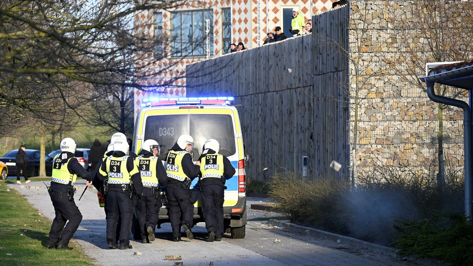 Poliser och polisbussar skadades när en folksamling kastade stenar och bangers mot polisen i Malmö, enligt Åklagarmyndigheten.