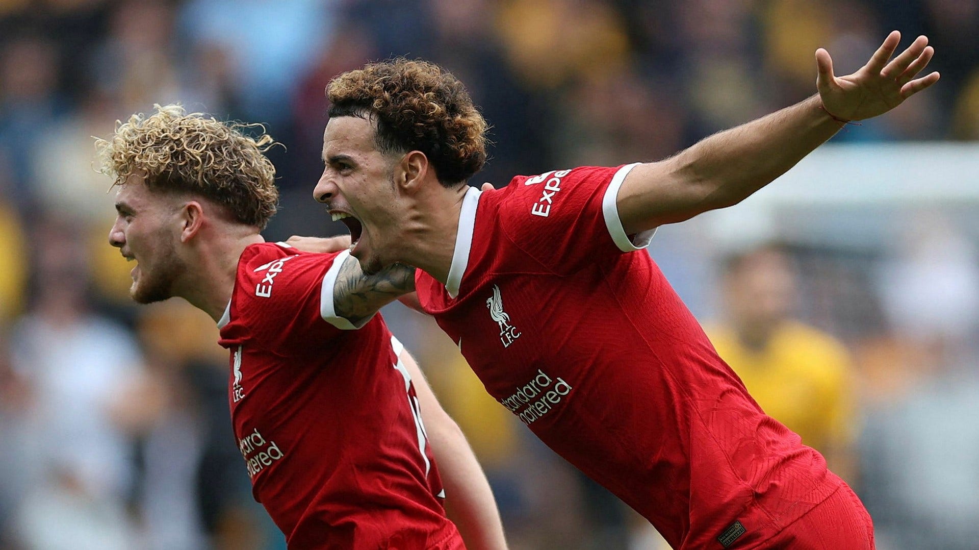 Liverpools Harvey Elliott (till vänster) firar 3–1-målet med Curtis Jones.