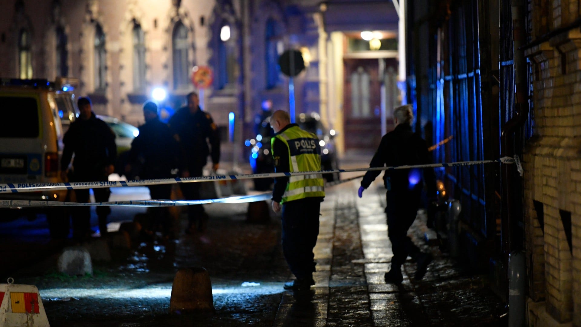 Polis och räddningstjänst på plats hos Judiska församlingen i Göteborg efter ett brandattentat mot lokalerna i december 2017.