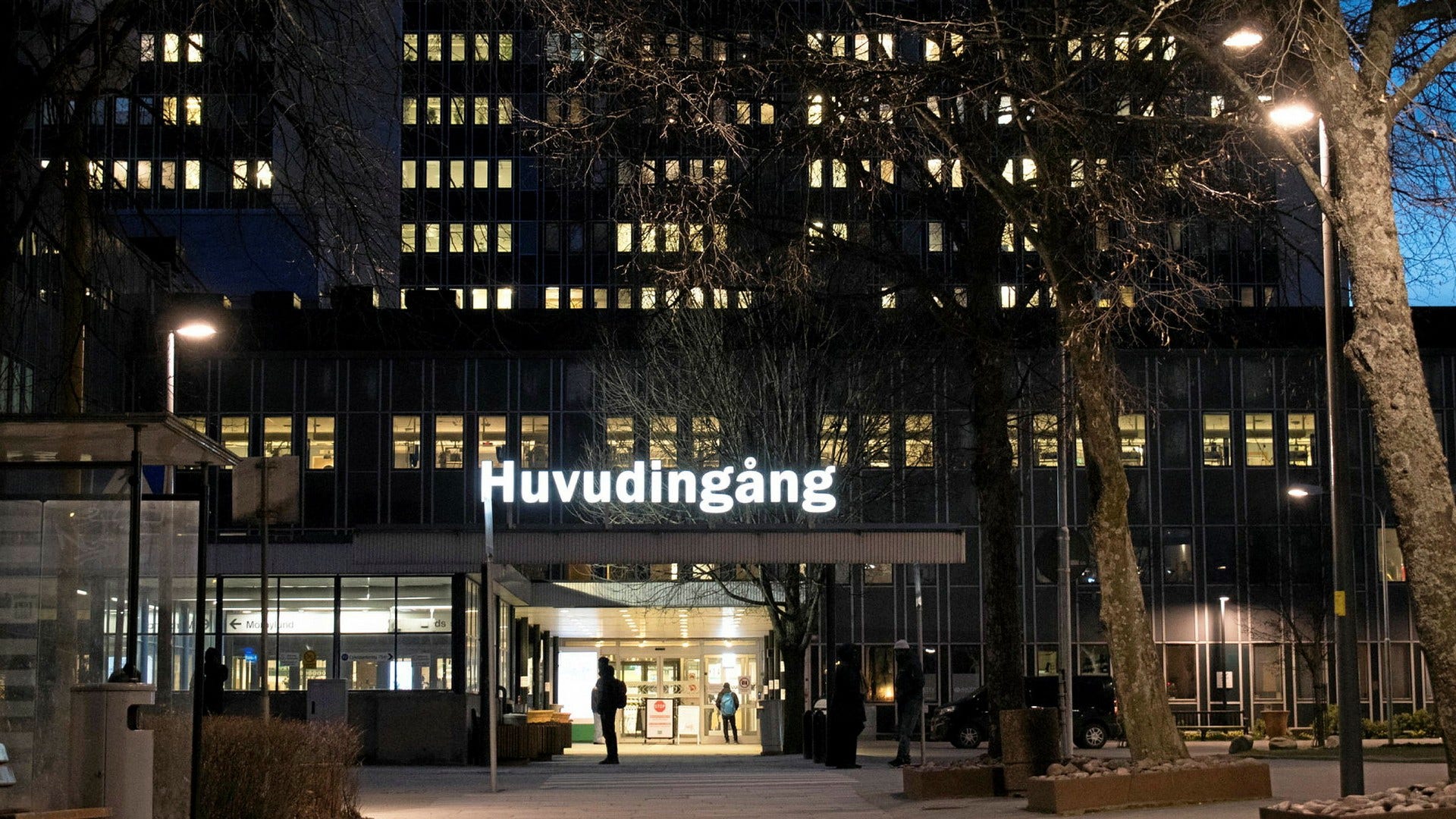 Jenny Pettersson, huvudskyddsombud och specialistsjuksköterska på Danderyds sjukhus, berättar att man på tisdagseftermiddagen hade 100 patienter på akuten. ”Det är extremt fullt på hela sjukhuset”, säger hon.