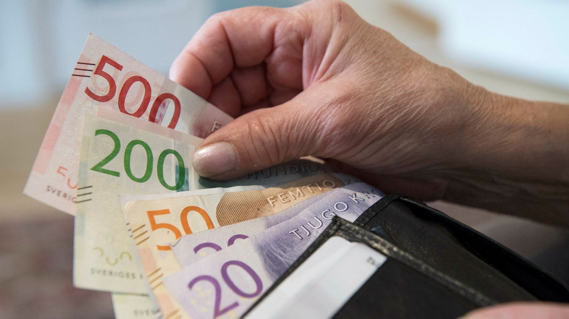 Årets lönerevision har magra lönepotter samtidigt som inflationen är rekordhög. Några hundra, en femhundring eller tusenlapp mer i månaden förslår inte långt.