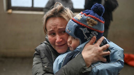 Una donna ucraina con suo figlio aspetta un treno per portarli in Polonia.