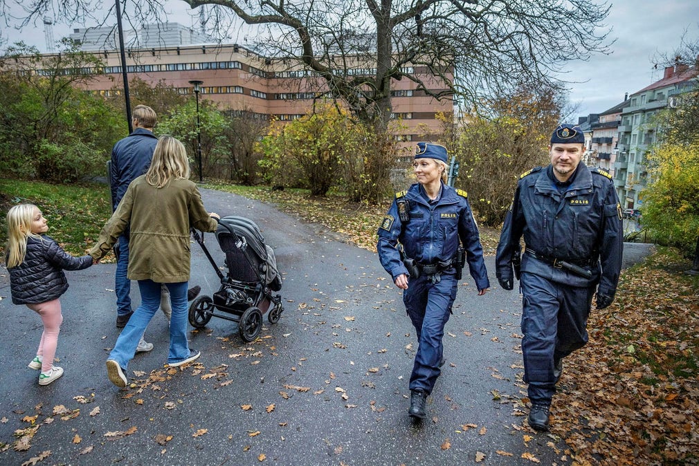 Vid årsskiftet börjar Linda Staaf sitt nya uppdrag på justitiedepartementet. De sista veckorna hoppas hon tillbringa i yttre tjänst, här tillsammans med polisen Christian.